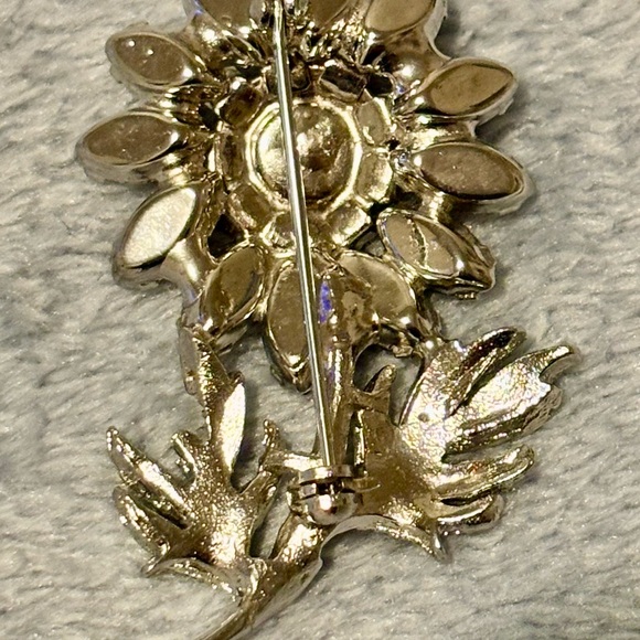 Unsigned Vintage Silver tone flower Brooch with Rhinestones - Picture 8 of 16